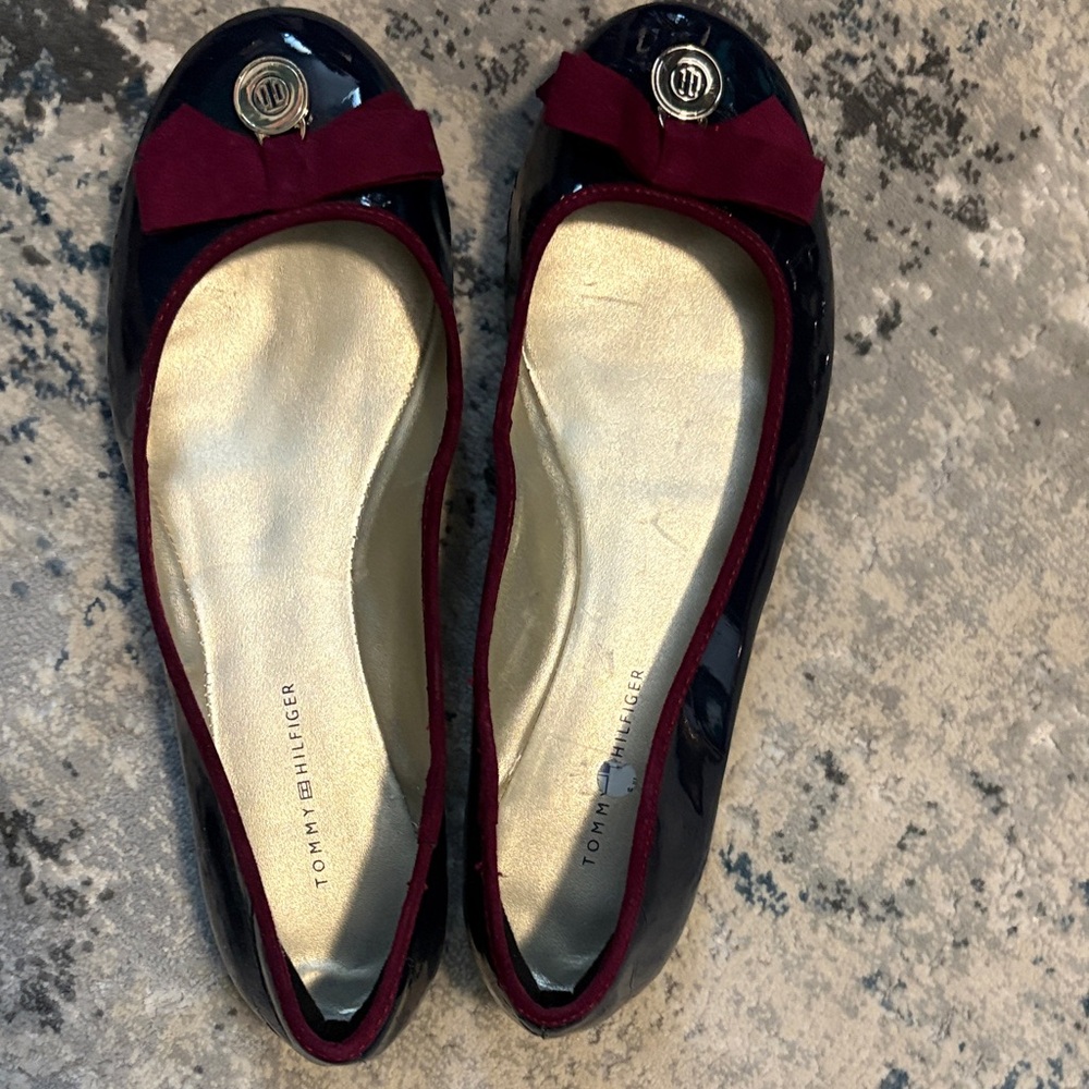 Tommy Hilfiger Navy Patent Ballet Flats with Burgundy Trim and Bow
